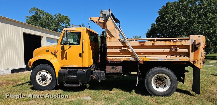 image for item NX9045 2002 International  4900  dump truck