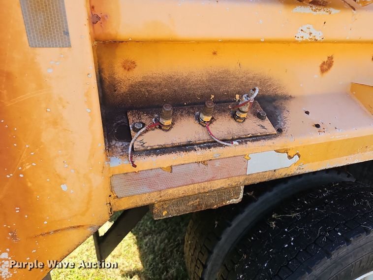 image for item NX9045 2002 International  4900  dump truck