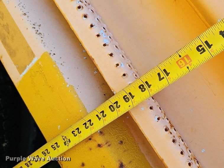 image for item NX9045 2002 International  4900  dump truck