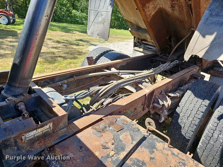 image for item NX9045 2002 International  4900  dump truck