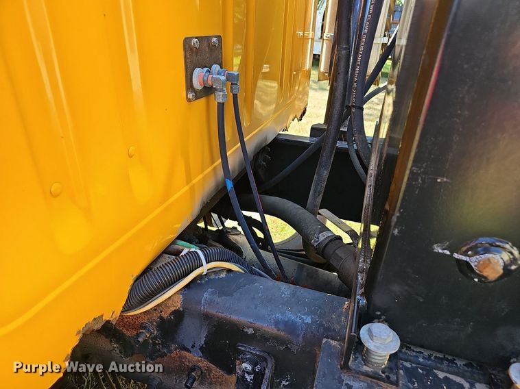 image for item NX9045 2002 International  4900  dump truck