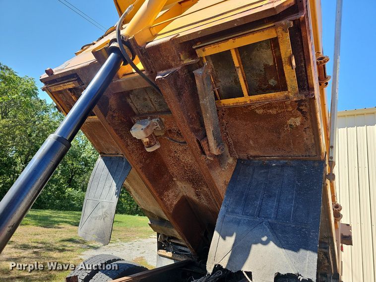 image for item NX9045 2002 International  4900  dump truck