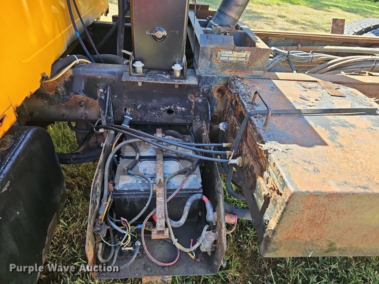 image for item NX9045 2002 International  4900  dump truck