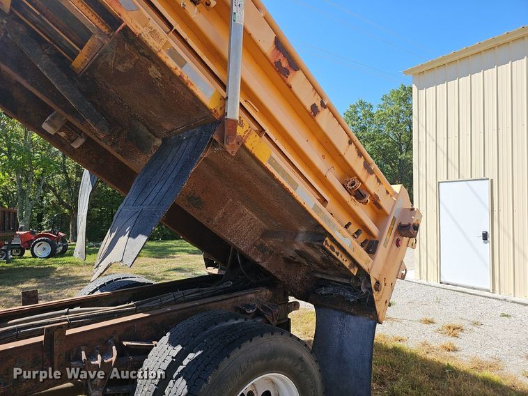 image for item NX9045 2002 International  4900  dump truck