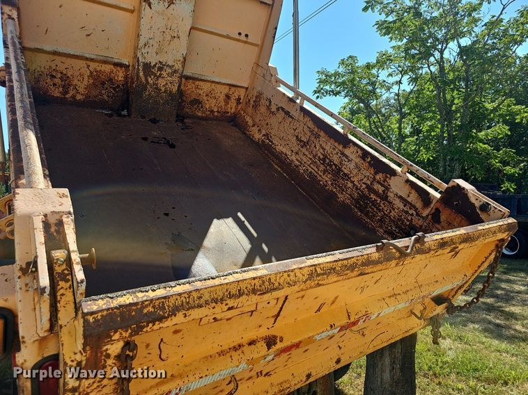 image for item NX9045 2002 International  4900  dump truck