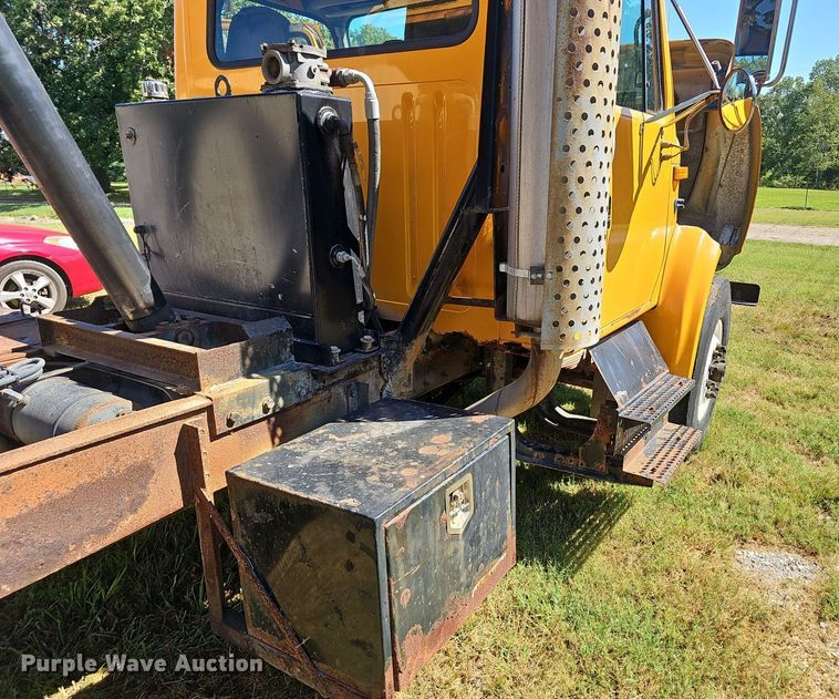 image for item NX9045 2002 International  4900  dump truck