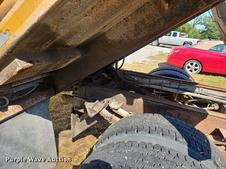 image for item NX9045 2002 International  4900  dump truck