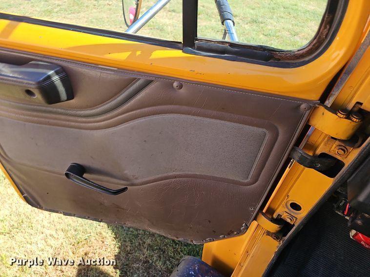 image for item NX9045 2002 International  4900  dump truck