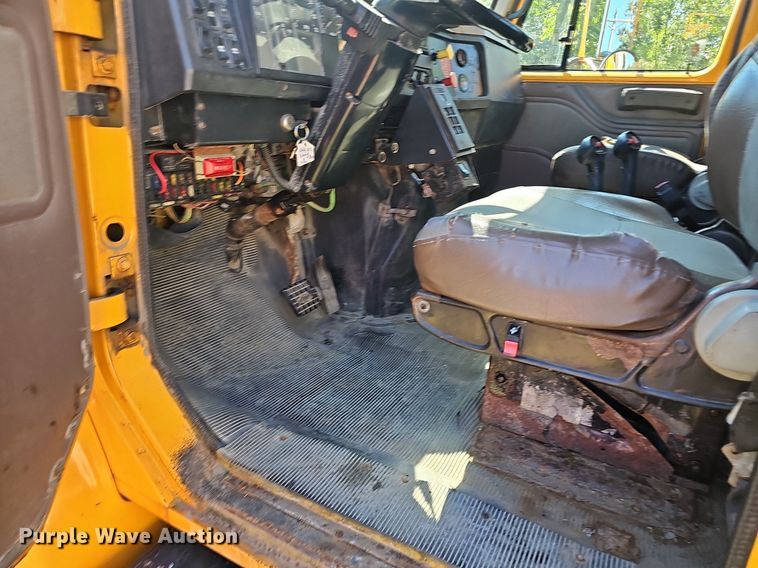 image for item NX9045 2002 International  4900  dump truck