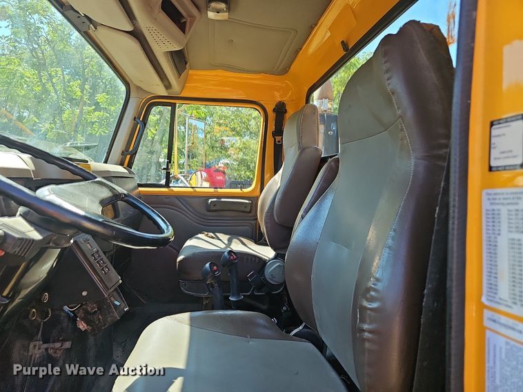 image for item NX9045 2002 International  4900  dump truck