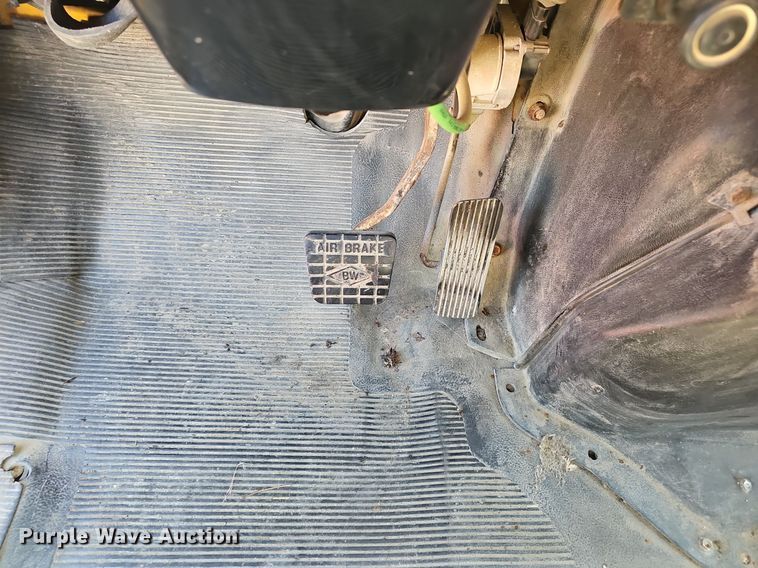 image for item NX9045 2002 International  4900  dump truck