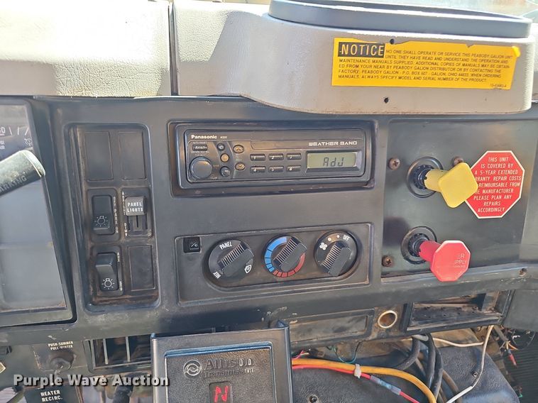 image for item NX9045 2002 International  4900  dump truck