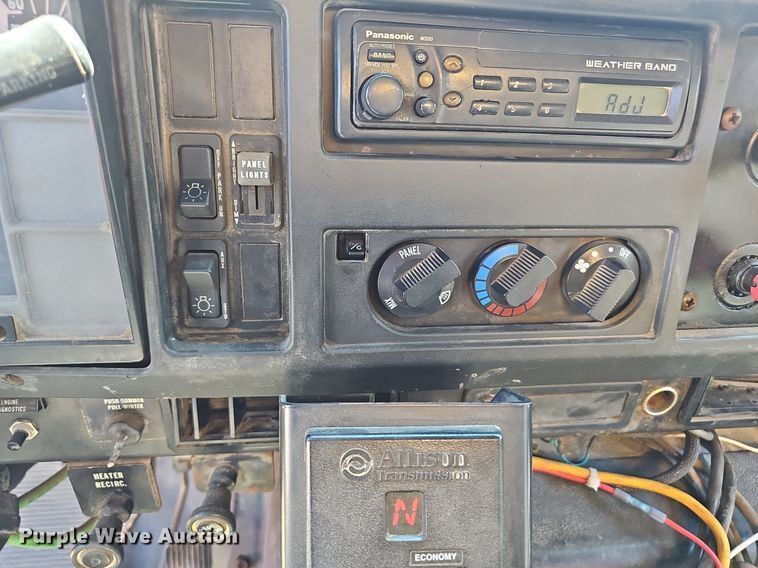 image for item NX9045 2002 International  4900  dump truck