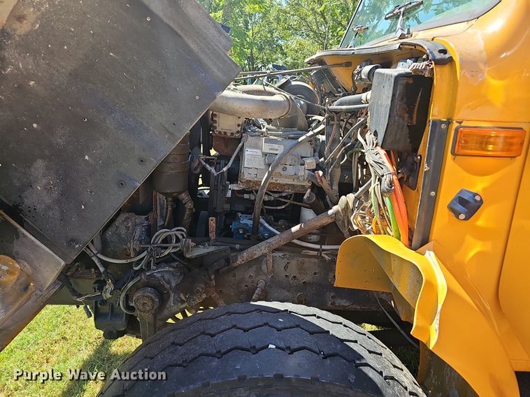 image for item NX9045 2002 International  4900  dump truck