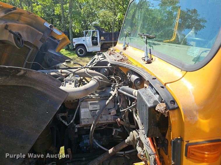 image for item NX9045 2002 International  4900  dump truck