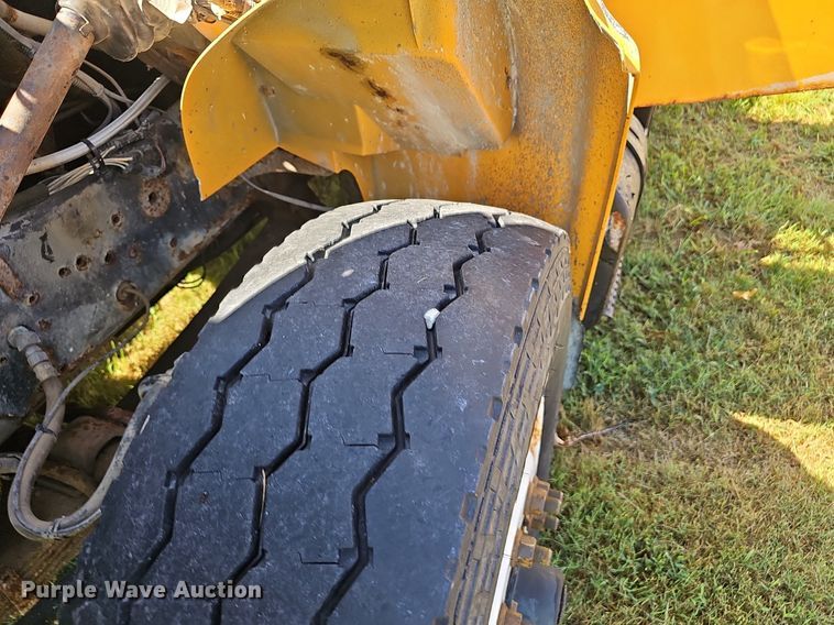 image for item NX9045 2002 International  4900  dump truck