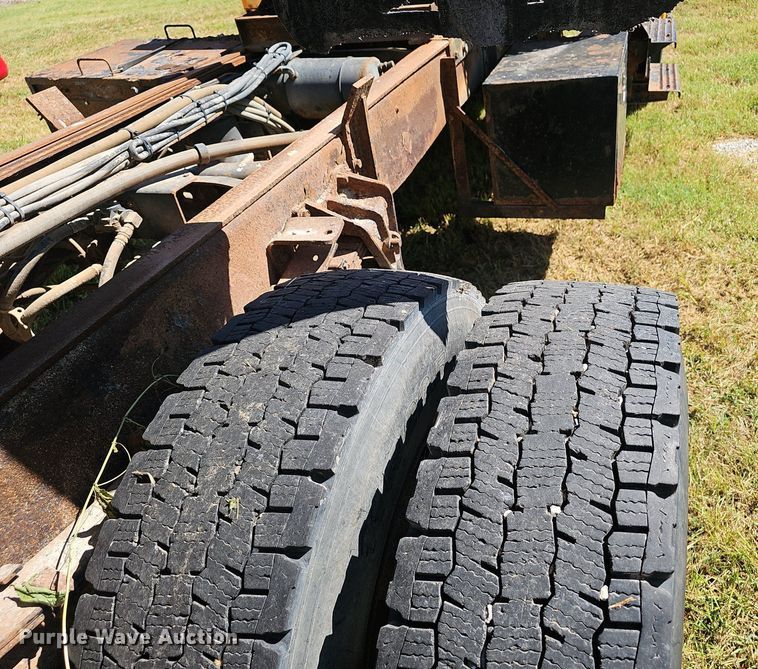 image for item NX9045 2002 International  4900  dump truck