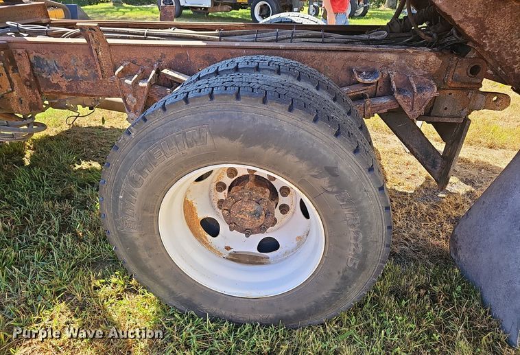 image for item NX9045 2002 International  4900  dump truck