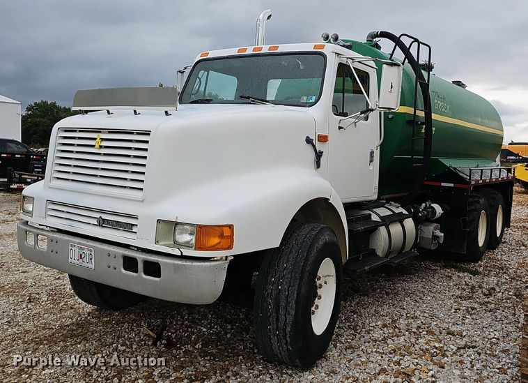 image for item NX9321 1992 International  8200  water truck