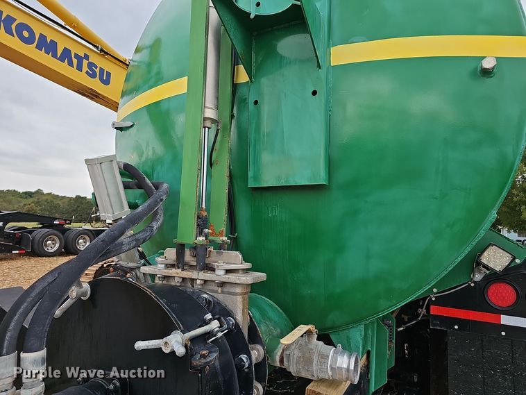 image for item NX9321 1992 International  8200  water truck