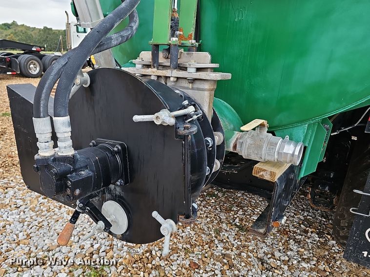 image for item NX9321 1992 International  8200  water truck