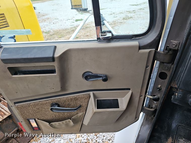 image for item NX9321 1992 International  8200  water truck