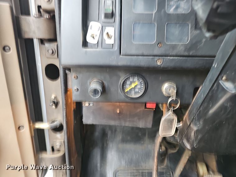 image for item NX9321 1992 International  8200  water truck