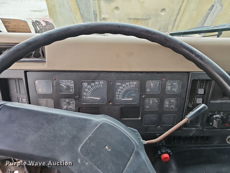 image for item NX9321 1992 International  8200  water truck