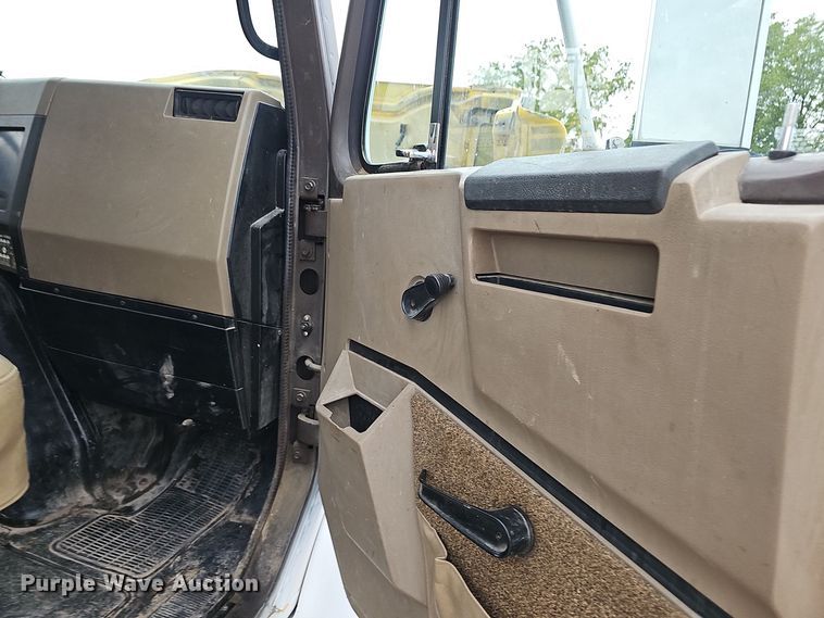 image for item NX9321 1992 International  8200  water truck