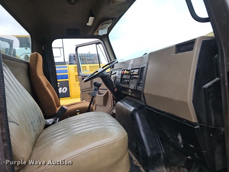 image for item NX9321 1992 International  8200  water truck