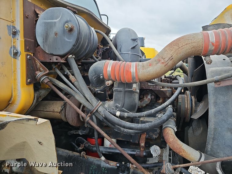 image for item NX9321 1992 International  8200  water truck