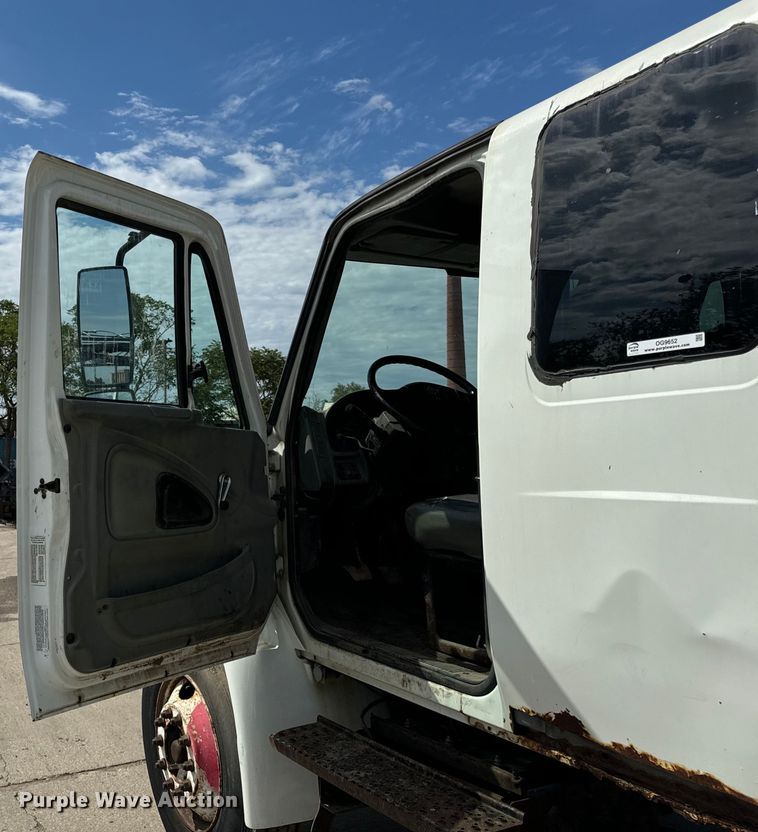 image for item OG9652 2004 International  4300 dump truck