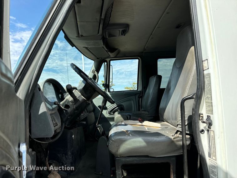 image for item OG9652 2004 International  4300 dump truck