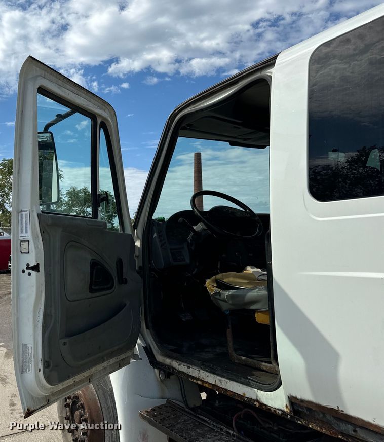 image for item OG9653 2005 International  4300 dump truck