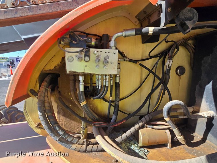 image for item OH9780 2005 JLG 800S boom lift