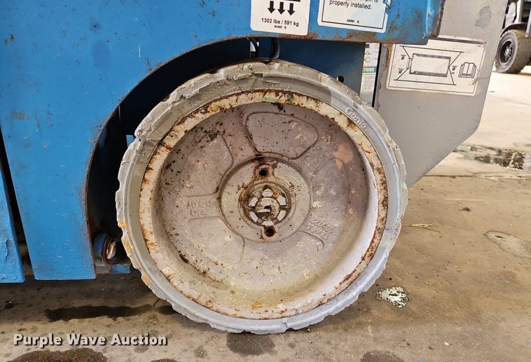 image for item OJ9817 2008 Genie GS-1930 scissor lift