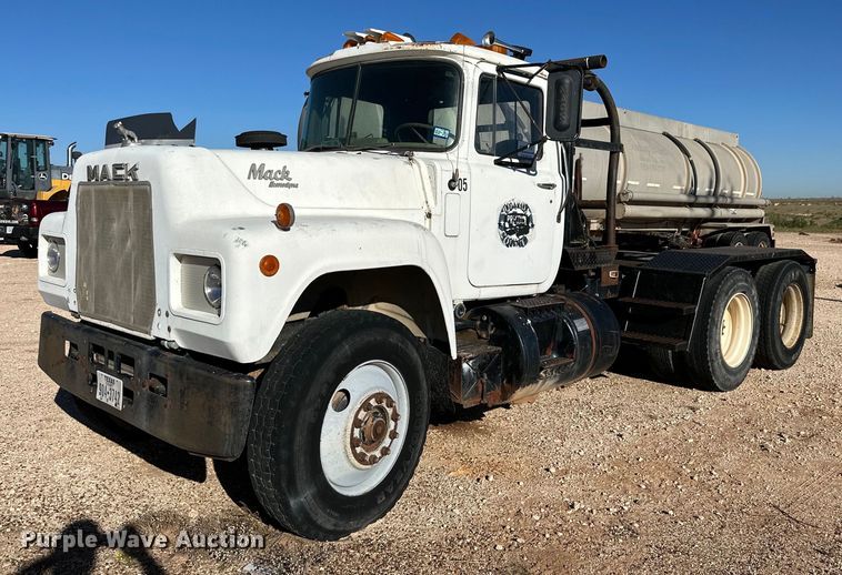 image for item DD3244 1982 Mack R686ST winch truck