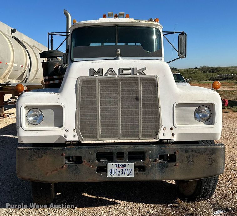 image for item DD3244 1982 Mack R686ST winch truck