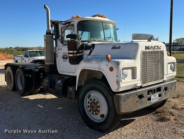 image for item DD3244 1982 Mack R686ST winch truck