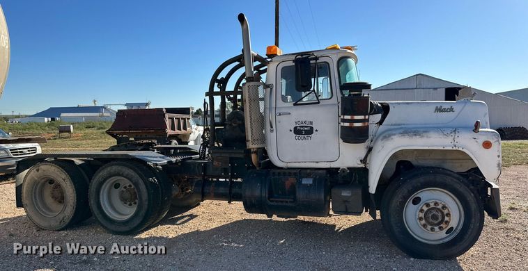 image for item DD3244 1982 Mack R686ST winch truck