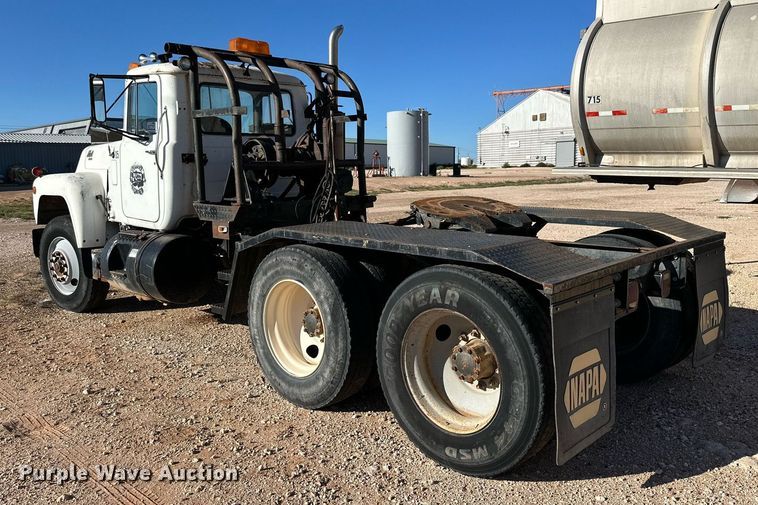 image for item DD3244 1982 Mack R686ST winch truck