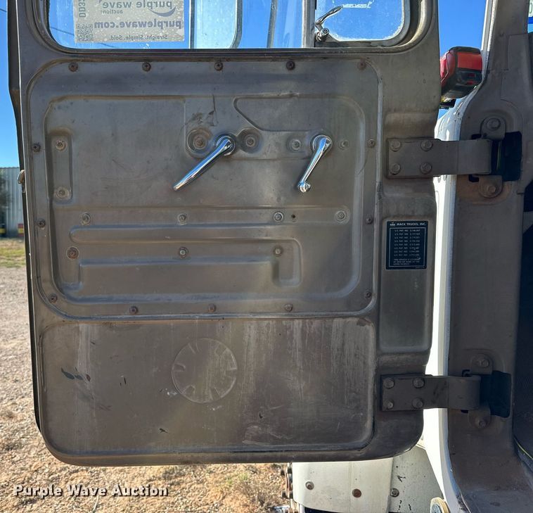 image for item DD3244 1982 Mack R686ST winch truck