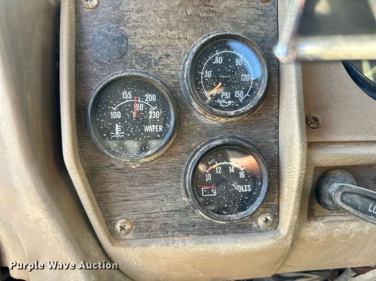 image for item DD3244 1982 Mack R686ST winch truck