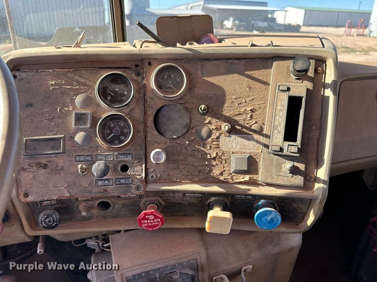 image for item DD3244 1982 Mack R686ST winch truck