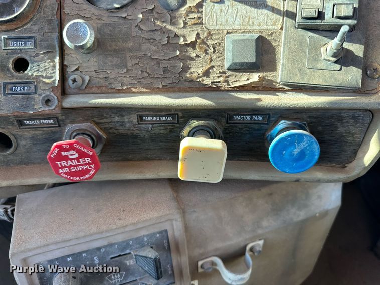 image for item DD3244 1982 Mack R686ST winch truck