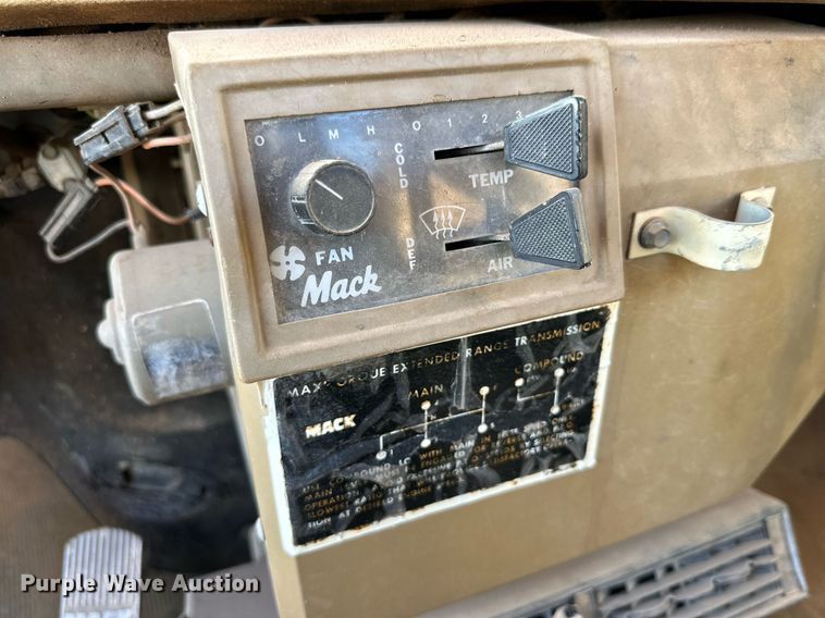 image for item DD3244 1982 Mack R686ST winch truck