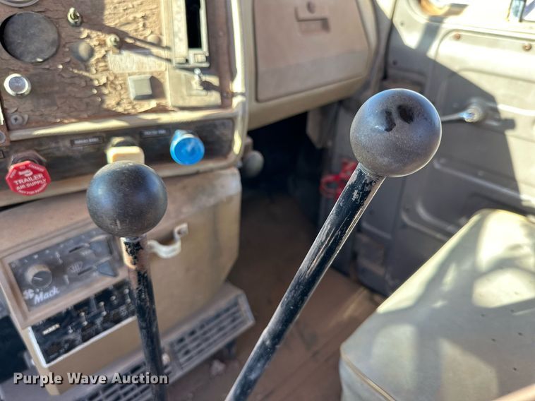 image for item DD3244 1982 Mack R686ST winch truck