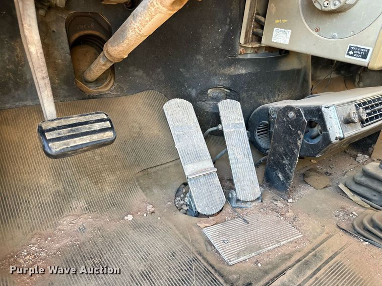 image for item DD3244 1982 Mack R686ST winch truck