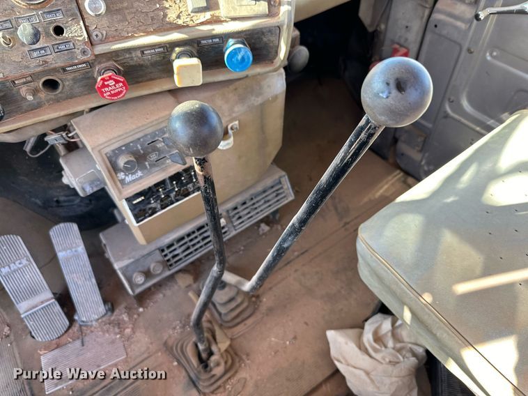 image for item DD3244 1982 Mack R686ST winch truck