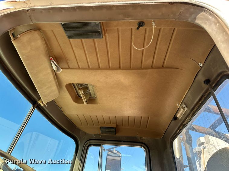 image for item DD3244 1982 Mack R686ST winch truck